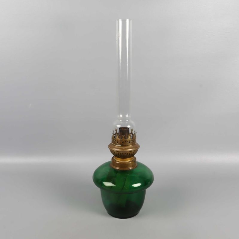 Fotogenlampa sedd rakt framifrån med tydlig grön kupa och mässingsdetaljer