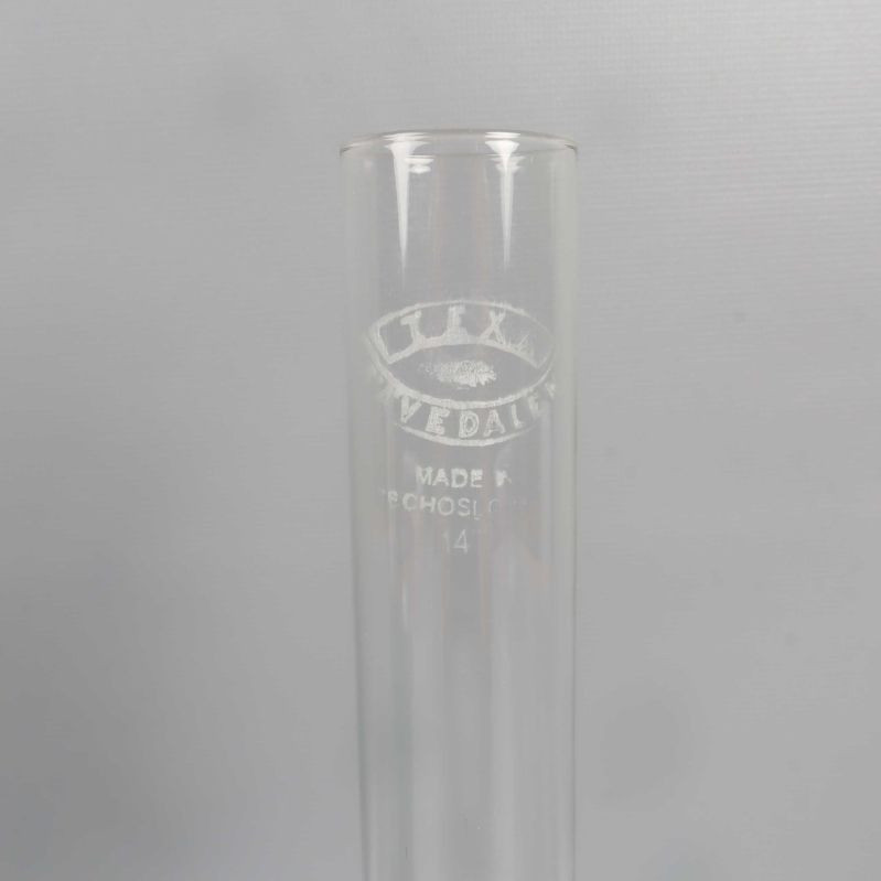 Närbild på glascylinder med ingraverad Luxmedalje-logotyp och ursprungsland