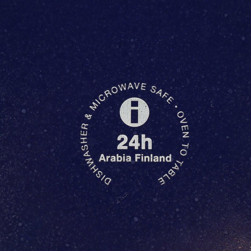 Närbild av märkning med texten 24h Arabia Finland