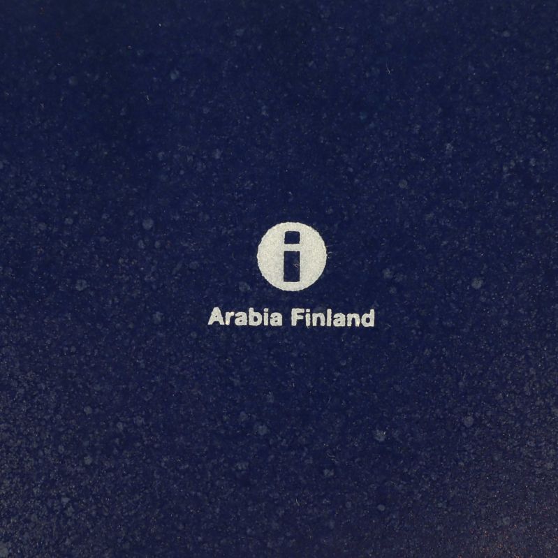 Närbild av logotyp och text Arabia Finland på tallrikens baksida
