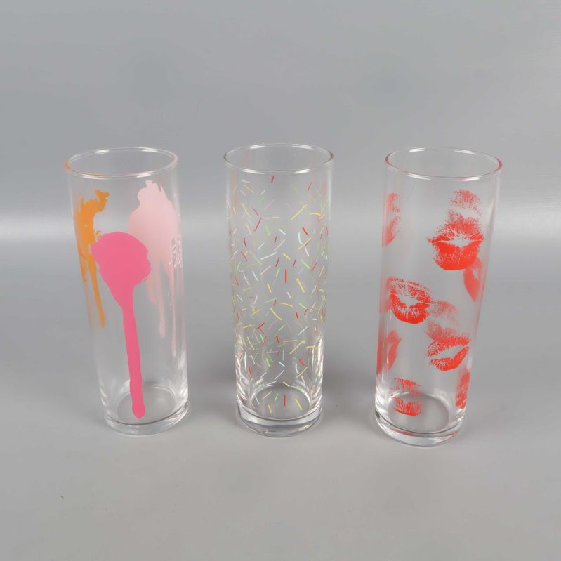 Tre höga glas med färgglada motiv och tryck