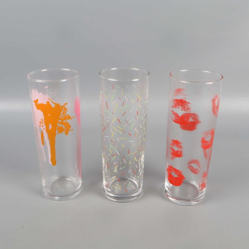 Tre olika glas med färgglada mönster från sidan