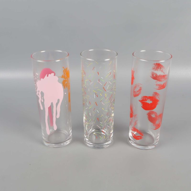Färgglada motiv och tryck på höga glas