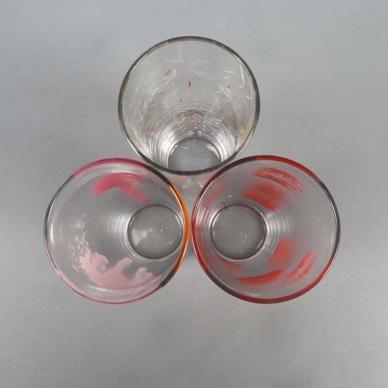 Tre glas sedda ovanifrån med färgglada insidor