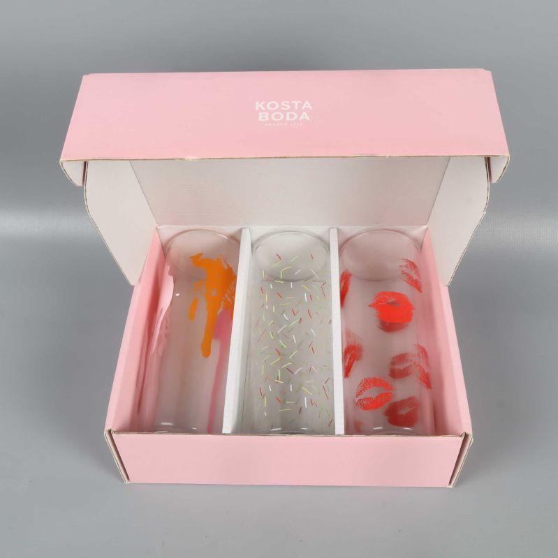 Tre glas med färgglada tryck i rosa Kosta Boda låda