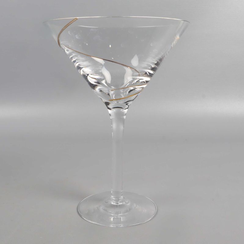 Cocktailglas med elegant guldspiral och slank fot