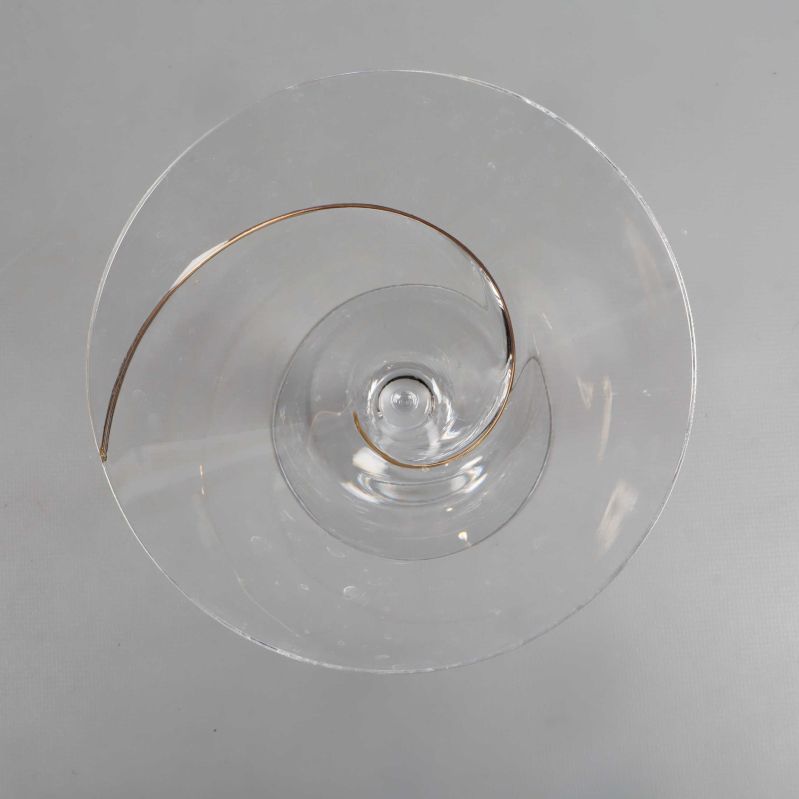 Överifrån syn på cocktailglas med spiralformad dekoration