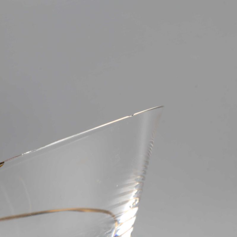Närbild på glasets kant som visar spiral och tunn kant