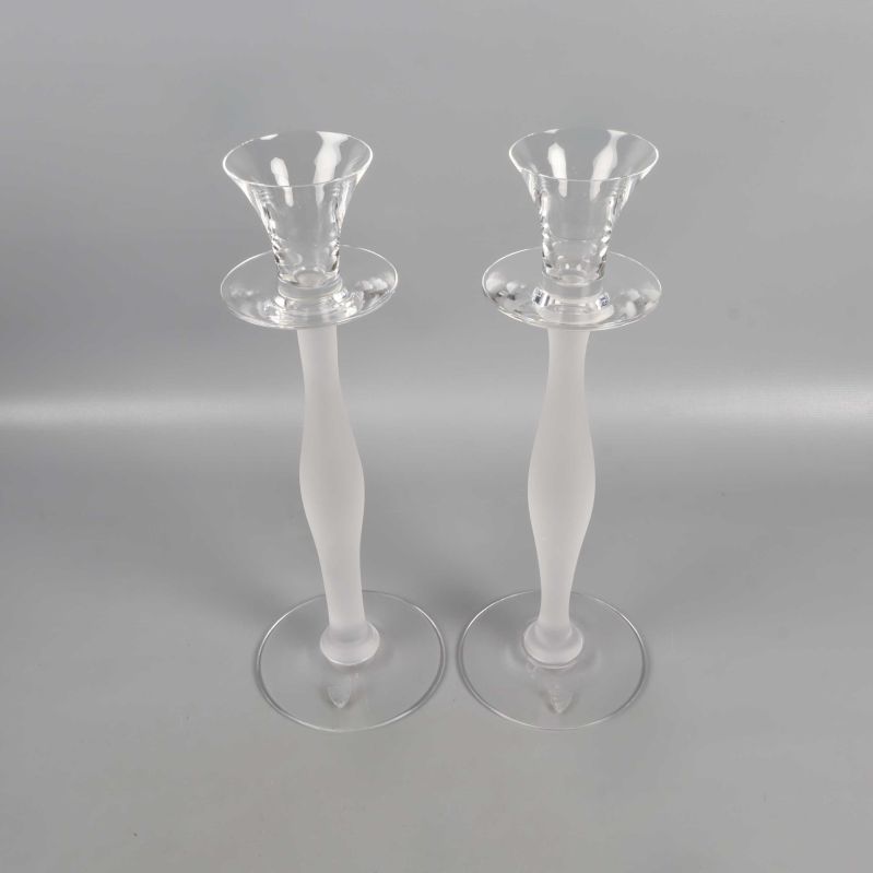 Två höga ljusstakar i frostat och klart glas