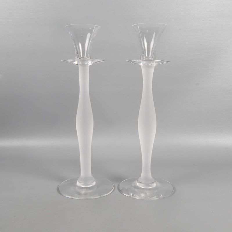 Ljusstakar stående mot grå bakgrund fotograferade framifrån