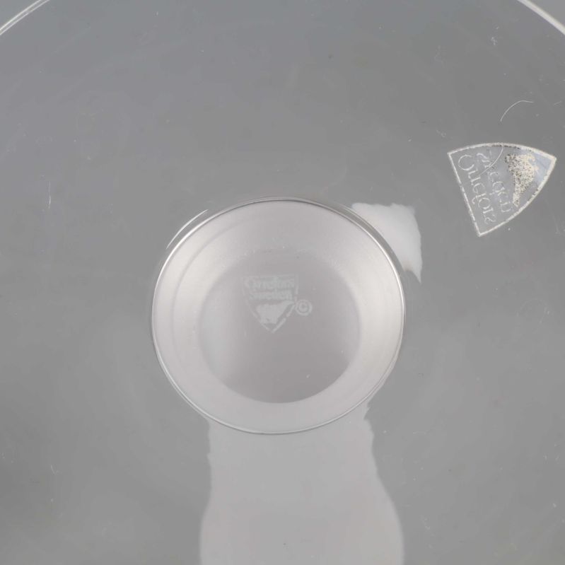 Närbild på märkning Orrefors under glasfoten