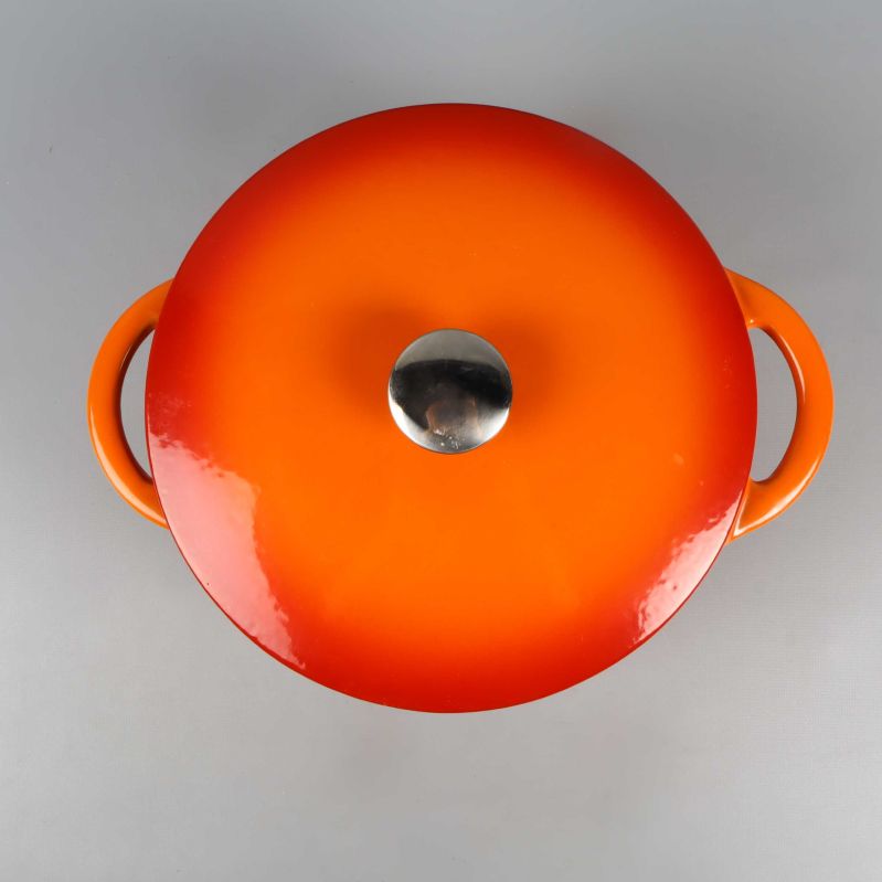 Grytan fotograferad uppifrån, visar rund form och metallknopp