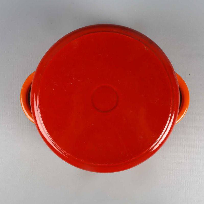 Undersida av orange gryta, visar helbotten utan märken