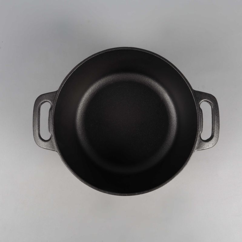 Insidan av svart gryta sedd ovanifrån