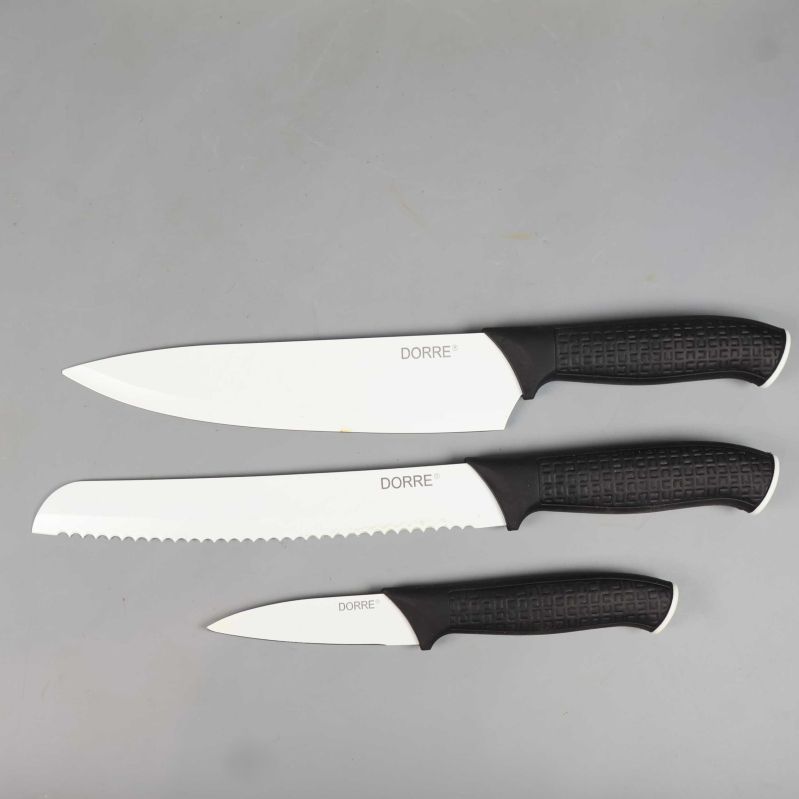 Tre utvalda knivar ur setet uppifrån på grå bakgrund