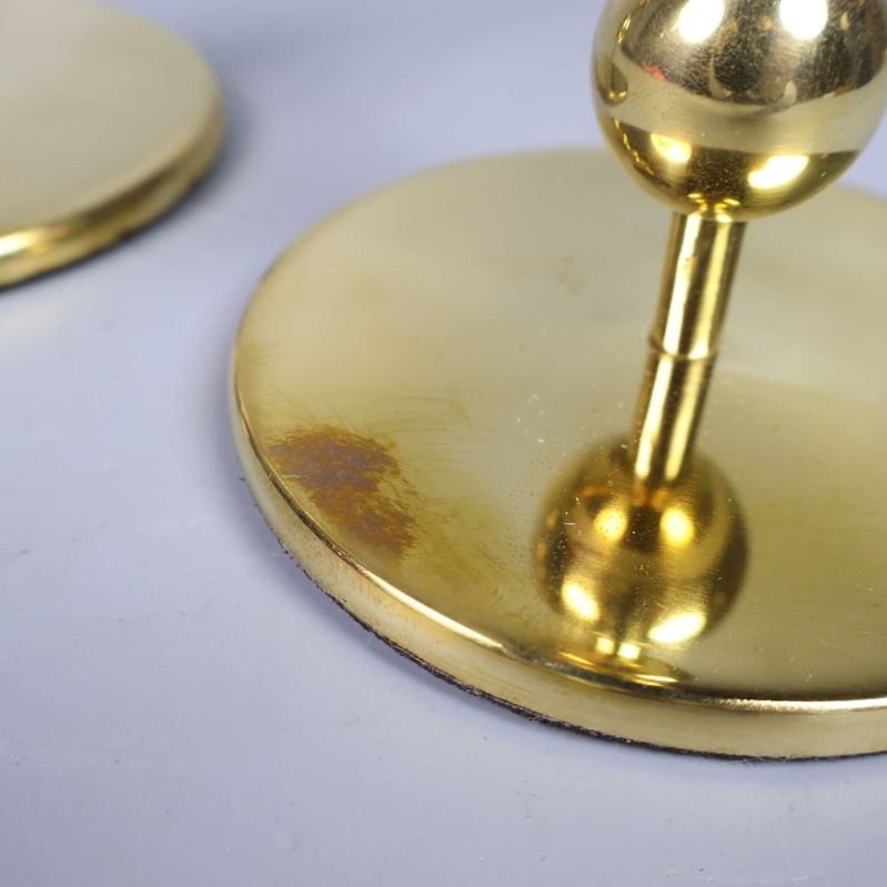 Närbild på basen av en ljusstake med missfärgning