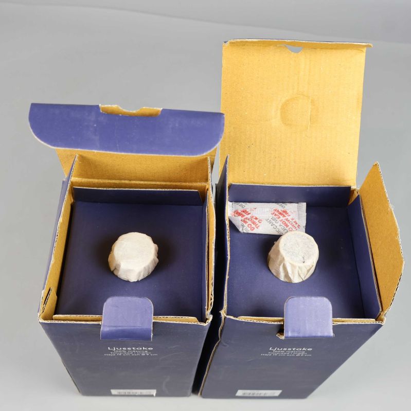 Ljusstakarna placerade i sina öppna originalkartonger