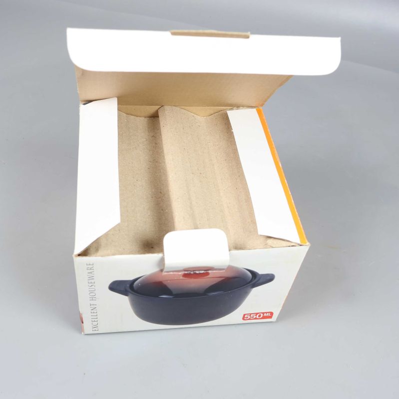 Öppen kartong med gryta inuti