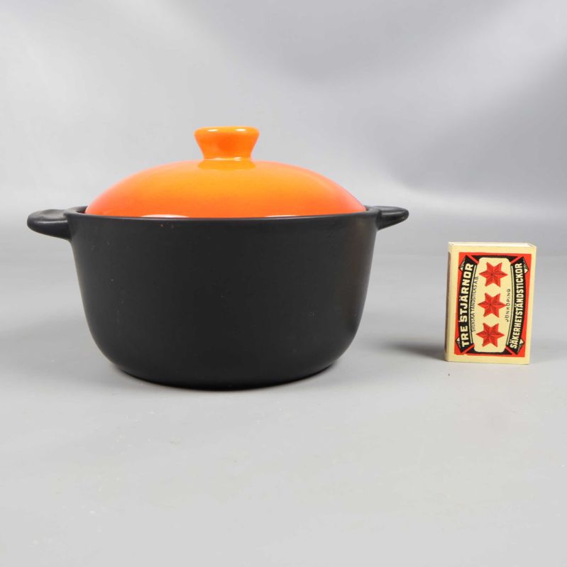 Gryta med färgstarkt orange lock