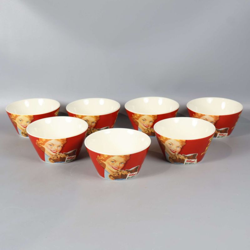 Sju röda skålar med 50-talsinspirerat Kellogg’s-motiv på rad
