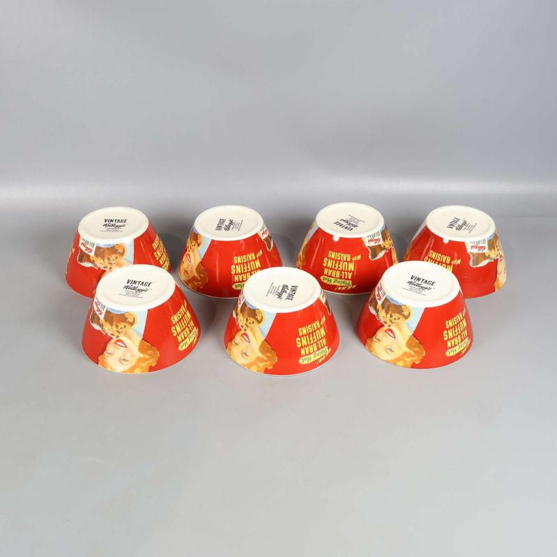 Undersidan av sju röda skålar med texten Vintage Kellogg’s