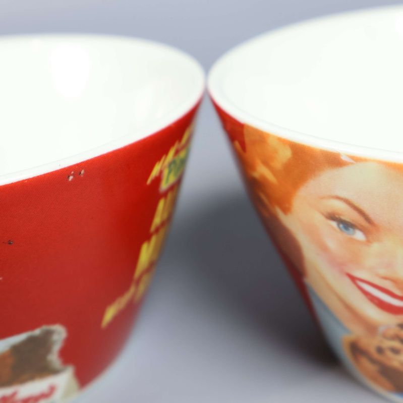 Närbild på två skålar med tydligt motiv och färgdetaljer