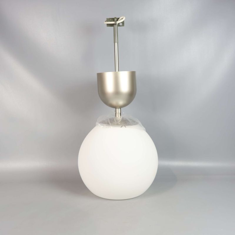 Taklampa med globformad vit skärm och metallupphängning