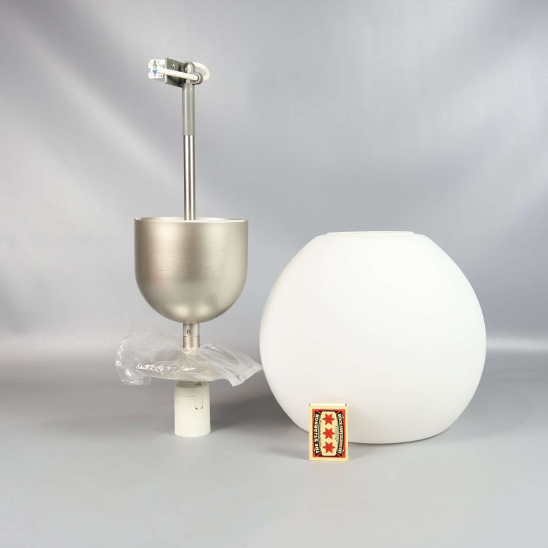 Isärplockad taklampa med skärm, metallupphängning och tändsticksask för storleksreferens