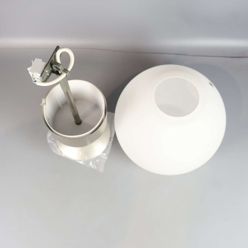 Vy ovanifrån av taklampa med öppen glob och metallupphängning