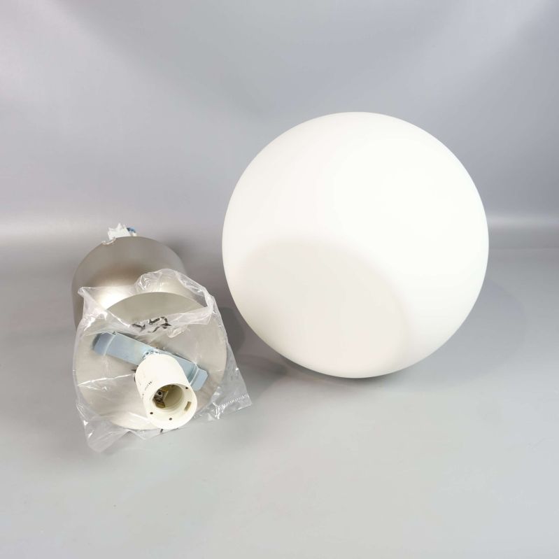 Lampans skärm och metallupphängning liggande på yta