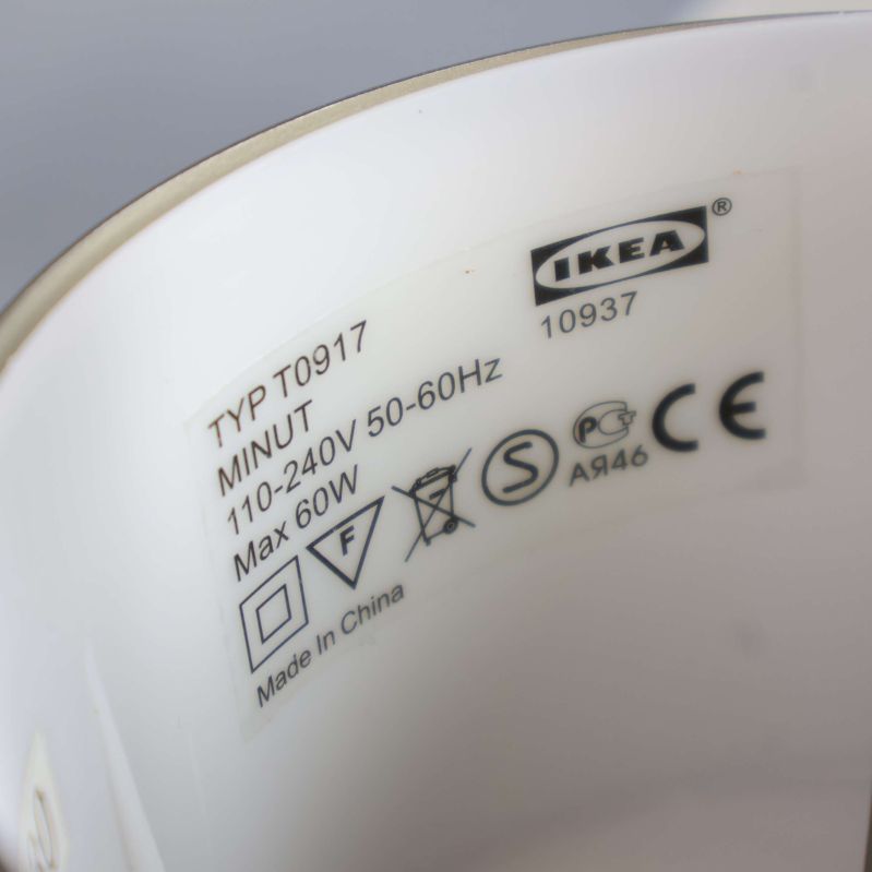 Närbild på etikett inuti lampan med IKEA och teknisk information