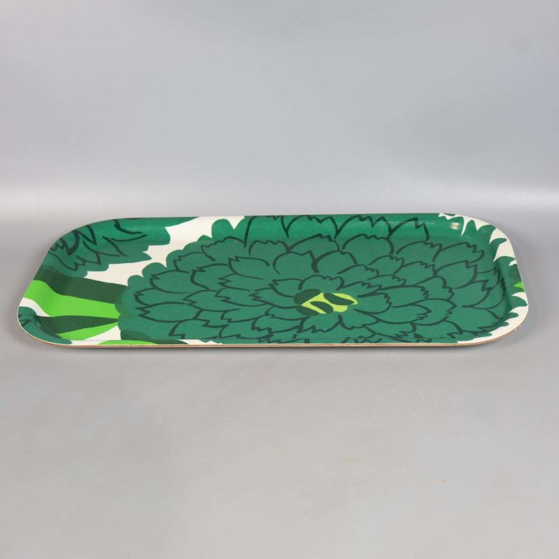 Rektangulär bricka med grönt blommönster mot grå bakgrund