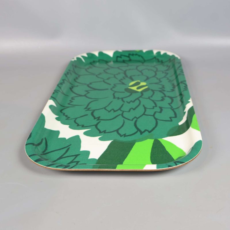 Bricka fotograferad från kortsidan för att visa höjd och form