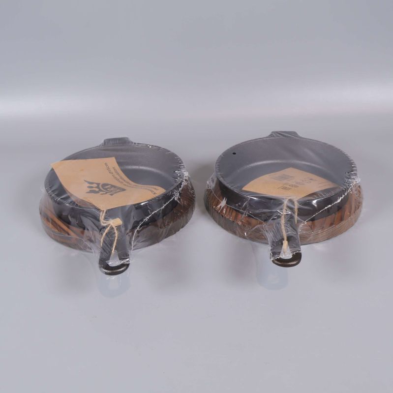 Övre vy av två portionspannor i svart gjutjärn