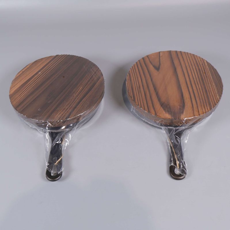 Två träunderlägg till gjutjärnspannor sedda ovanifrån