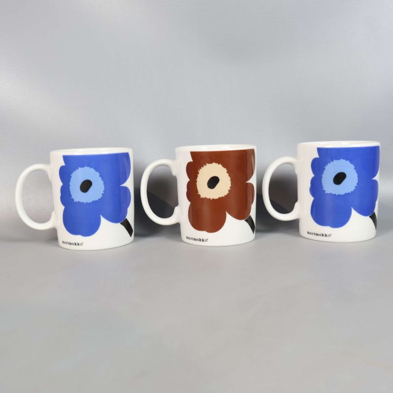 Tre Marimekko Unikko-muggar i blått och brunt