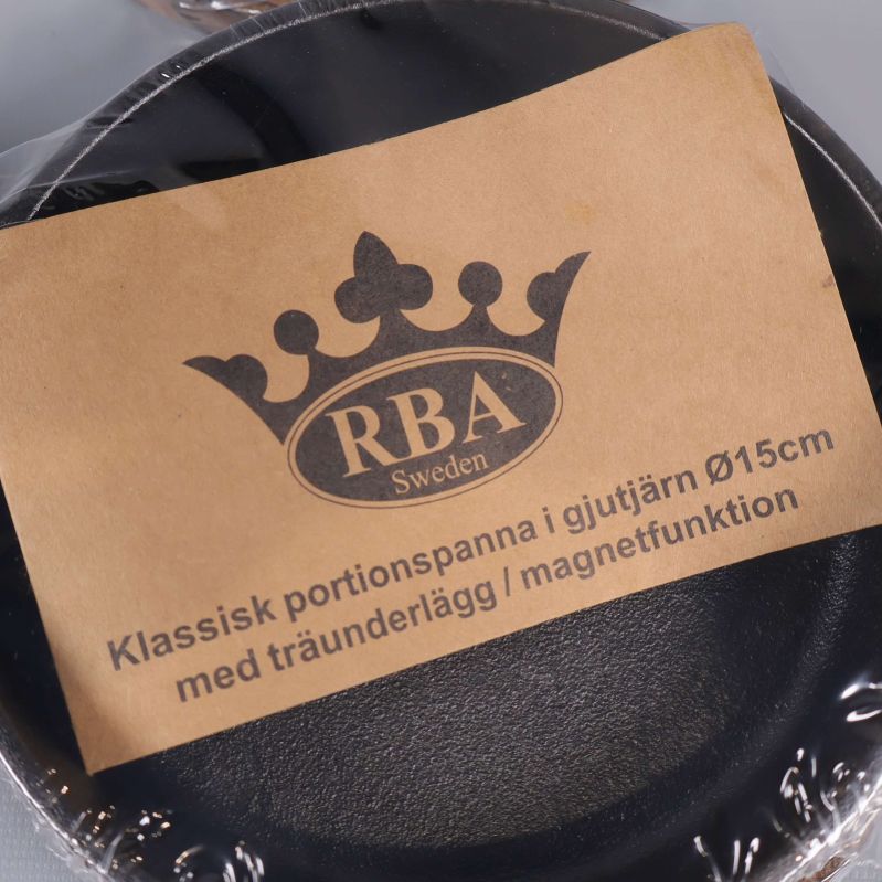 Närbild på etikett med RBA Sweden och pannans material