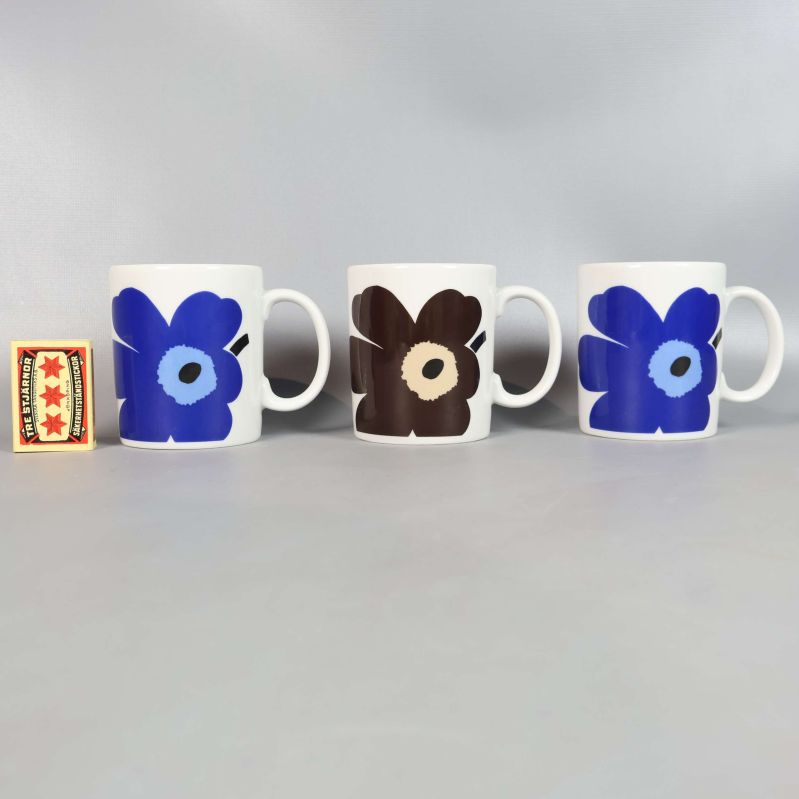 Tre muggar i rad framför en tändsticksask