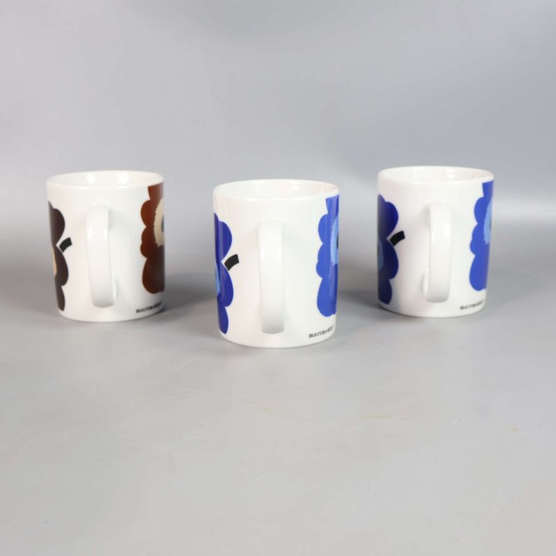 Baksidan av tre Unikko-muggar från Marimekko