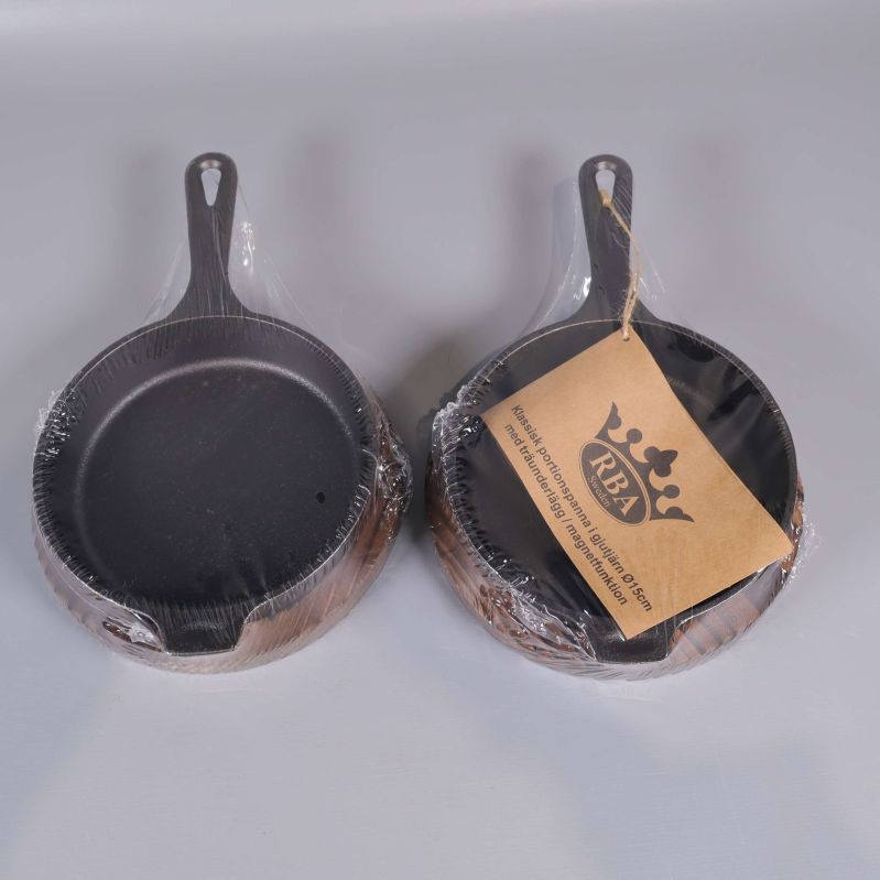 Överifrån vy av två robusta portionspannor med handtag