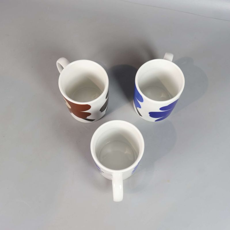 Tre muggar sedda uppifrån med blommotiv