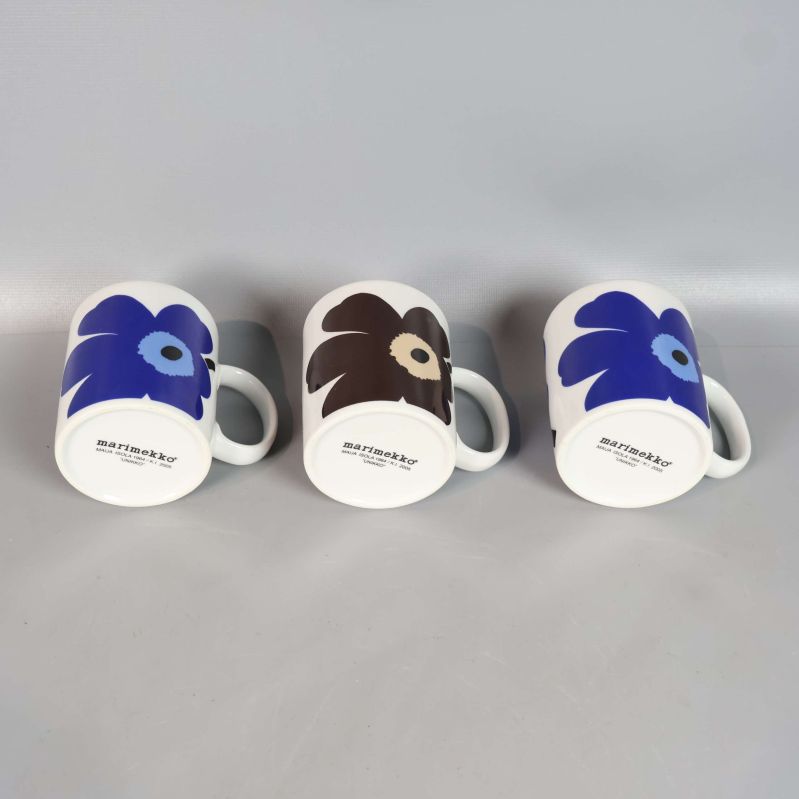 Tre muggar ligger ner med undersidan synlig