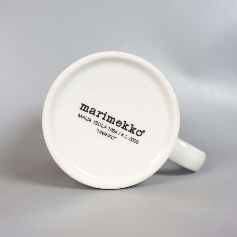 Närbild på undersidan med Marimekko-logotyp och Unikko-info