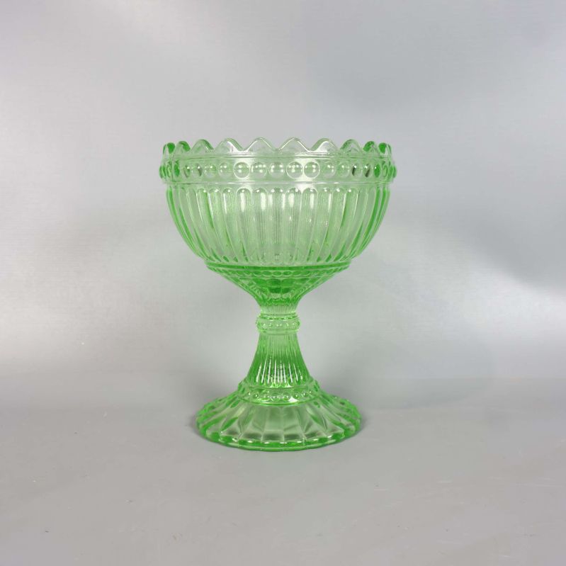 Grön glasskål på fot med rundad kant