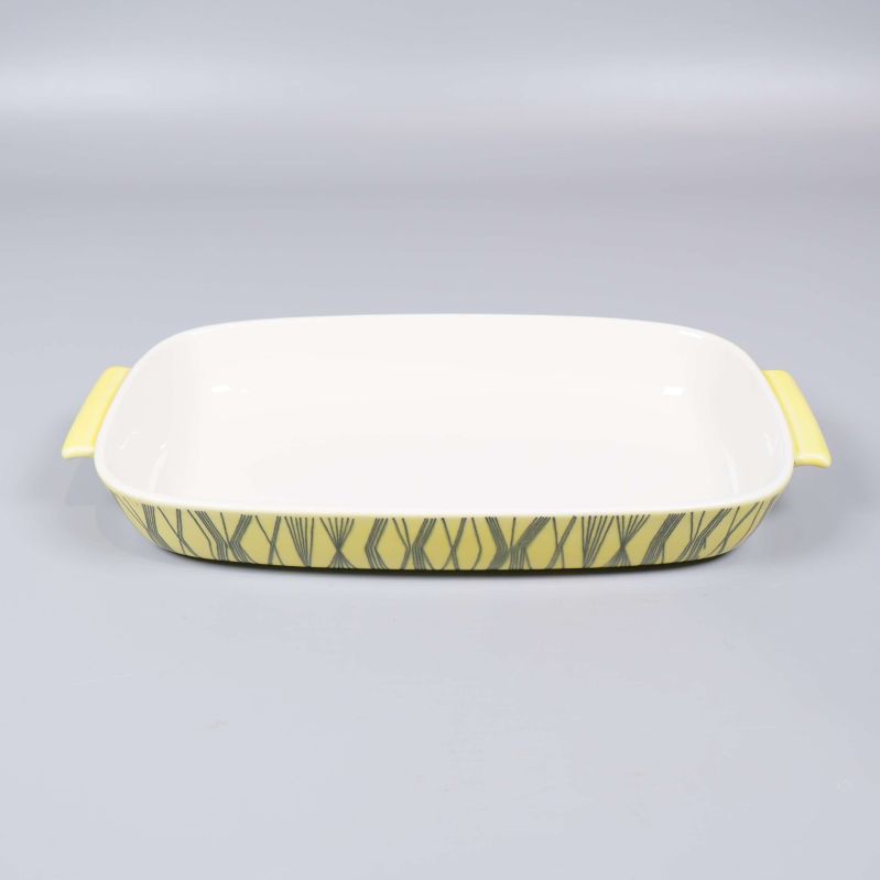 Rektangulär ugnsform med gula handtag och mönster