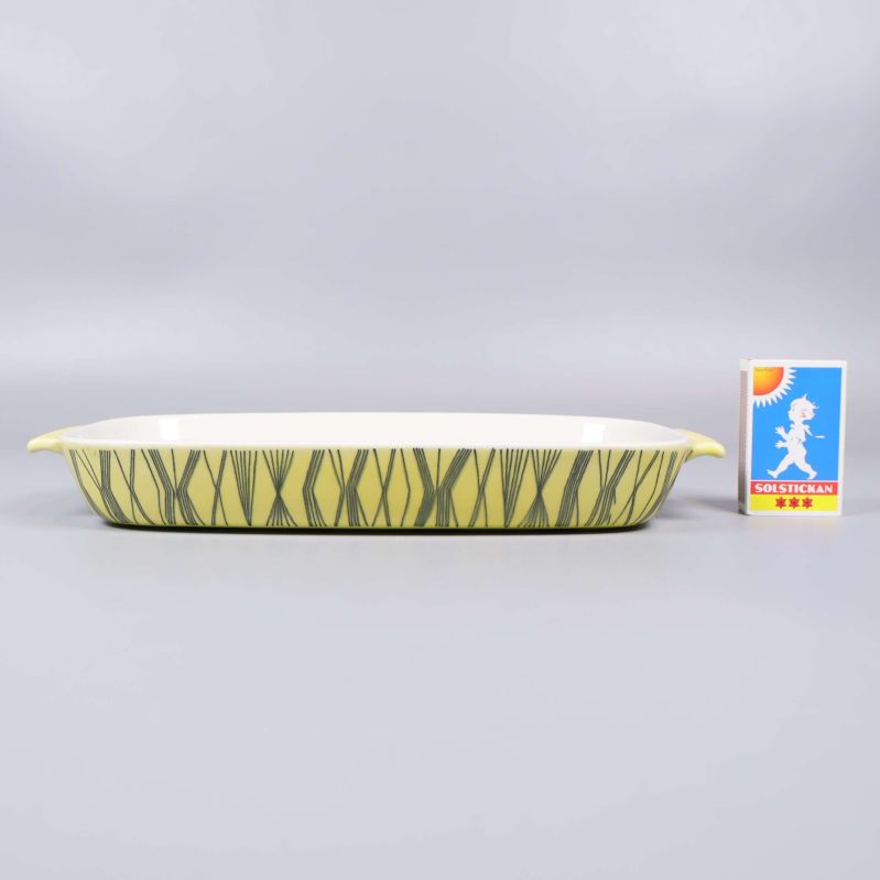 Ugnsform jämte tändsticksask för storleksjämförelse