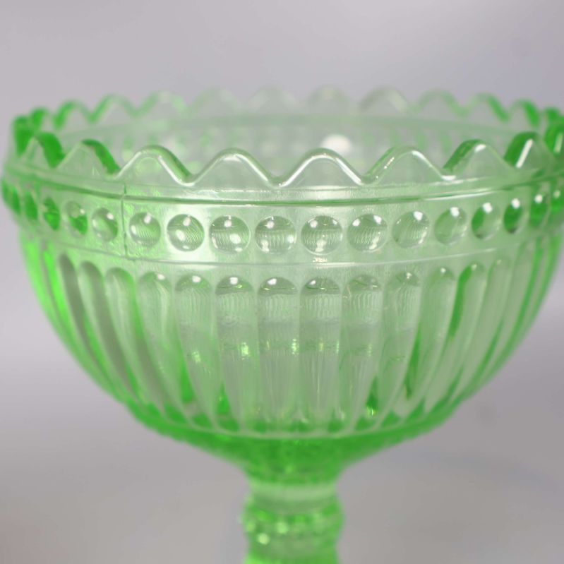 Närbild av skålens vågig kant och bubblor