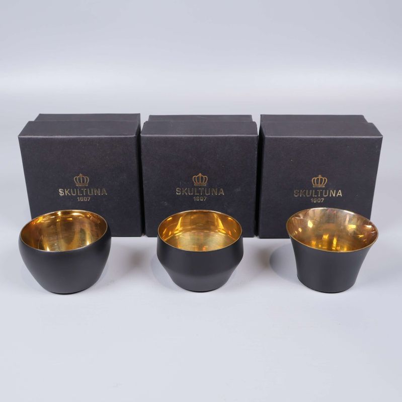 Tre svarta ljushållare med gyllene insida och Skultuna askar
