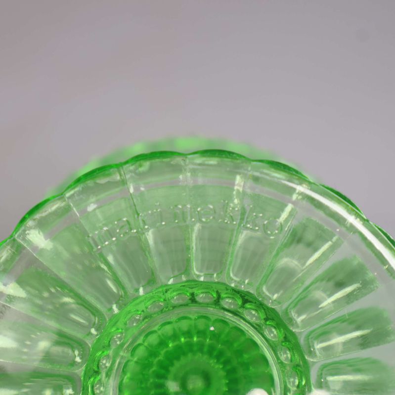 Underifrån syns texten Marimekko i glaset