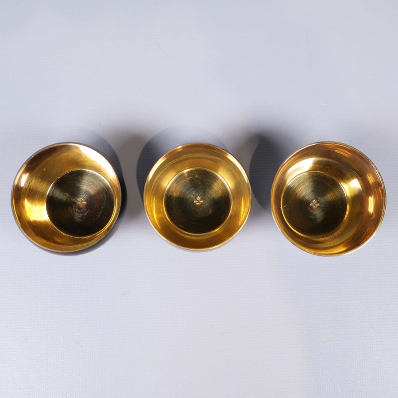 Kin ljushållare sedda uppifrån med gyllene insida